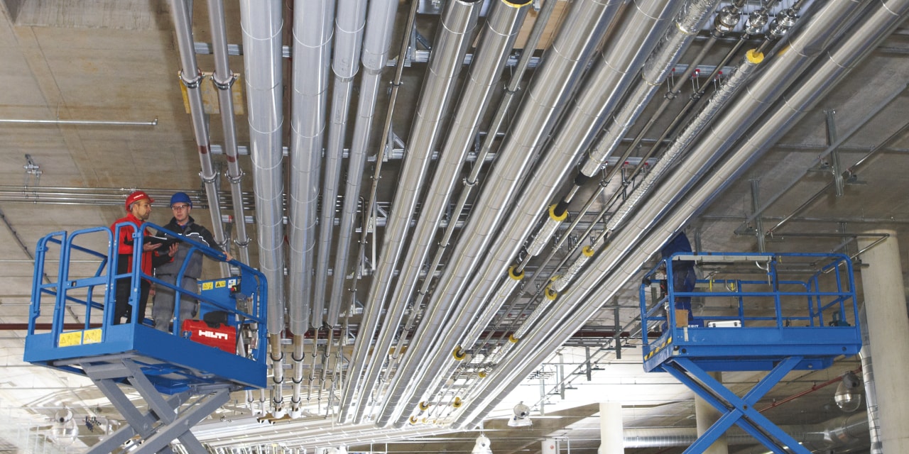 Mechanical, electrical and plumbing systems installed in the same strut trapeze structure, thanks to BIM tech integration in construction.