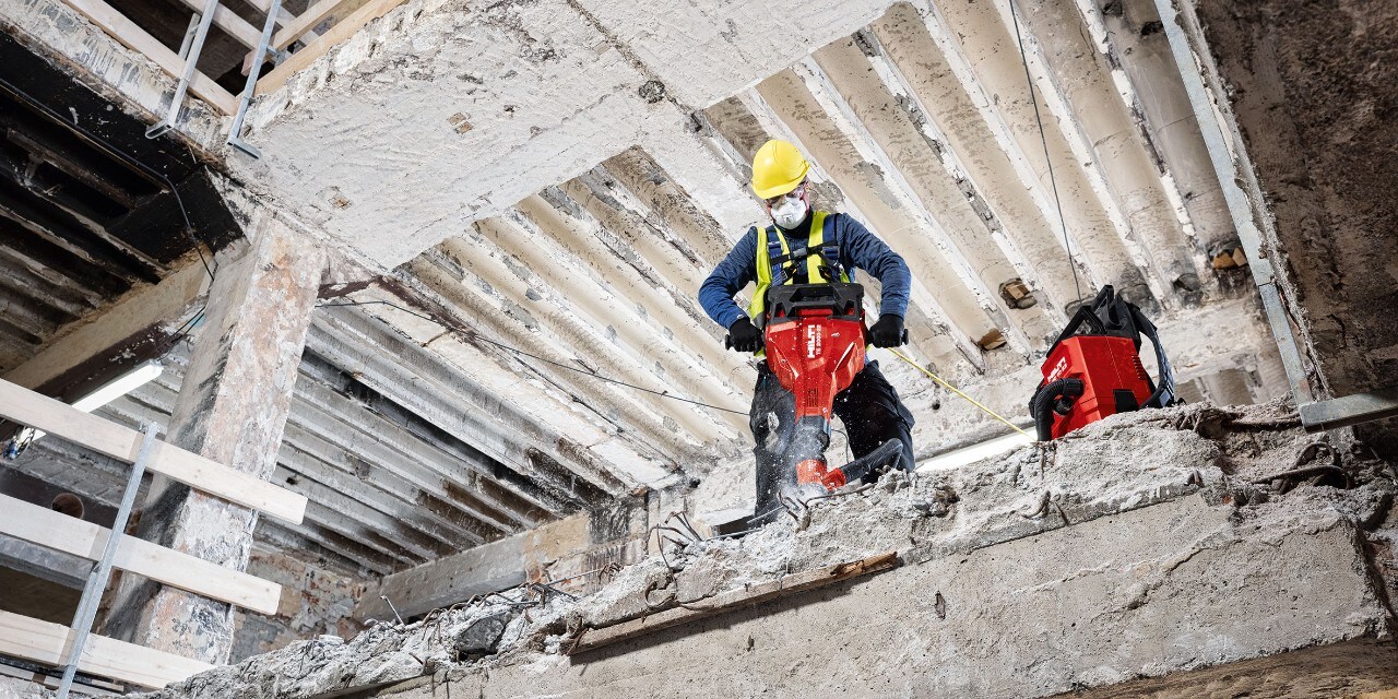 Demolition work with the TE 2000-22