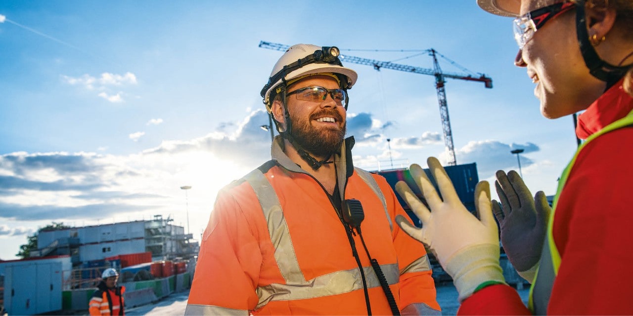 Construction worker talking to Hilti account manager.