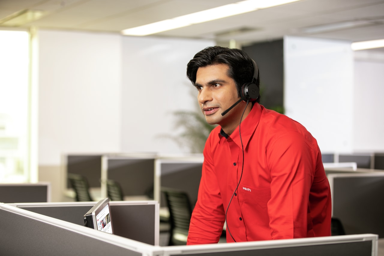 Hilti customer service answering a call