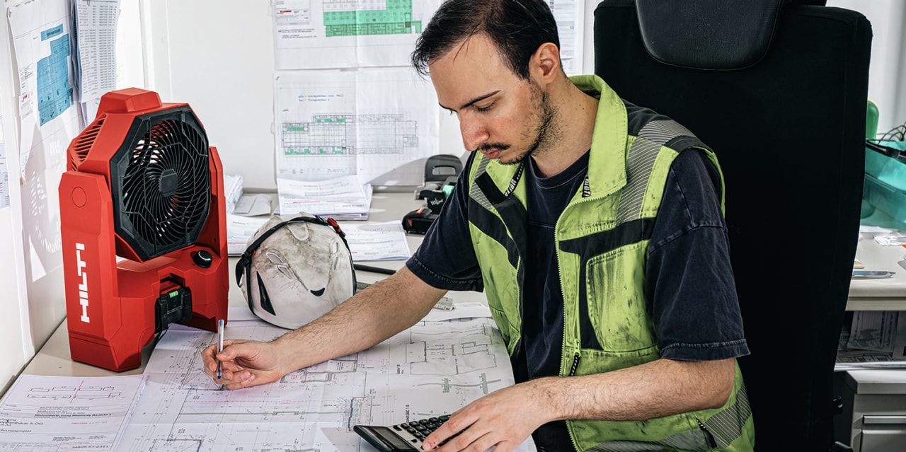 man using Hilti cordless jobsite fan in his office