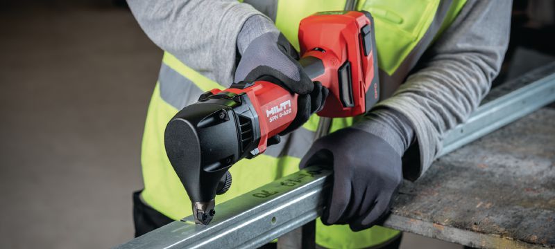 SPN 6-A22 Cordless nibbler Agile and versatile cordless nibbler for freeform cuts in virtually any corrugated and trapezoidal metal sheeting, as well as C, L and U profiles up to 2.0 mm (14 Gauge) thickness Applications 1